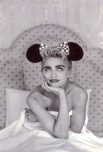 Madonna no início da carreira, fazendo as vezes de Minnie